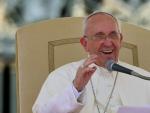 El papa Francisco saluda a los fieles durante la audiencia general de todos los mi&eacute;rcoles en la plaza de San Pedro en el Vaticano.