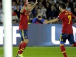 Jordi Alba celebra con David Villa y Pedro Rodr&iacute;guez su gol ante Finlandia.