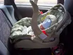 Sillita coche. Bebé en un coche.