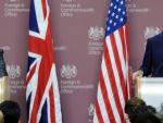William Hague (izda) y el secretario de estado estadounidense, John Kerry (dcha), ofrecen una rueda de prensa tras su reuni&oacute;n en Londres (Reino Unido). EE UU le da una semana a Al Asad para entregar las armas qu&iacute;micas y evitar el ataque.
