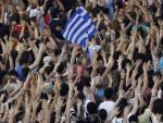 Varios manifestantes protestan en Grecia.