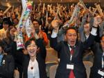 Un grupo de japoneses celebra que los Juegos de 2020 se celebrar&aacute;n en Tokio tras conocerse la votaci&oacute;n del COI en Buenos Aires (Argentina).