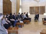 Bashar al-Assad (en el centro) durante un encuentro con una delegaci&oacute;n rusa en Damasco.