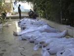 Fotograf&iacute;a que muestra los cuerpos sin vida de varios sirios tras un supuesto ataque con gases t&oacute;xicos perpetrado por las fuerzas de seguridad en Arbeen, a las afueras de Damasco (Siria).