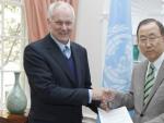 El profesor sueco Ake Sellstr&ouml;m (i), responsable de la misi&oacute;n de la ONU encargada de investigar el uso de armas qu&iacute;micas en Siria, entrega el informe al secretario general de la ONU, Ban Ki-moon (d).