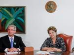 La mandataria de Brasil, Dilma Rousseff (c), con el presidente mundial de Audi AG, Rupert Stadler (i), y la ministra de la Casa Civil, Gleisi Hoffmann, en el Pal&aacute;cio de Planalto en Brasilia.