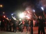 Simpatizantes del partido de extrema derecha griego Amanecer Dorado celebran en Tesal&oacute;nika (Grecia), los resultados electorales que conceden a su agrupaci&oacute;n la posibilidad de tener representaci&oacute;n en el parlamento.