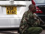 Un miembro de las fuerzas de seguridad kenianas, en la operaci&oacute;n desplegada tras el ataque terrorista en un centro comercial en Nairobi, Kenia.