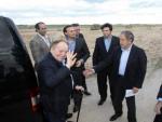 Adelson, durante una visita a los terrenos que Alcorc&oacute;n ofrec&iacute;a para Eurovegas.