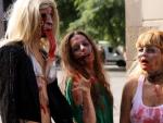 Cuatro personas disfrazadas de zombies ante el Centro Ars Sant M&ograve;nica de Barcelona, donde se ha presentado el Festival de Cine Fant&aacute;stico de Catalu&ntilde;a.