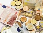 Varias monedas y billetes de euro.