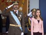 Los Pr&iacute;ncipes de Asturias han presidido por primera vez el desfile militar del 12 de octubre por la ausencia del rey, convaleciente de la operaci&oacute;n de cadera.