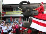 Un elefante manejado por un &quot;mahout&quot; (entrenador) y vestido como Santa Claus entrega regalos a los ni&ntilde;os en una escuela de Ayutthaya (Tailandia). El evento se celebra cada a&ntilde;o en esta provincia para celebrar la llegada de Navidad y promover el turismo.