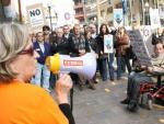 Protesta contra los recortes a las ayudas a la dependencia en Alicante, en diciembre de 2010.