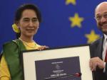El presidente del Parlamento Europeo, Martin Schulz (dcha), entrega premio S&aacute;jarov a la Libertad de Conciencia a la l&iacute;der opositora birmana Aung San Suu Kyi.
