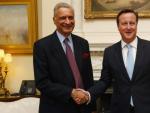 El primer ministro brit&aacute;nico, David Cameron (d), estrecha la mano al secretario general de la Commonwealth, Kamalesh Sharma (i).