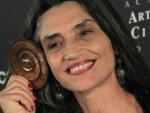 La actriz &Aacute;ngela Molina posa con la medalla de oro de la Academia de Cine.