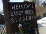 Unos carteles dan la bienvenida a los alumnos de la escuela de Sandy Hook de Newtown (Connectictut).