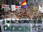 Multitud de estudiantes, durante la manifestaci&oacute;n que ha tenido lugar desde la plaza de la Merced de Murcia contra los recortes y la reforma educativa.