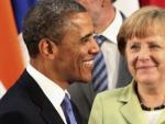 El presidente de Estados Unidos, Barack Obama (i), habla con la canciller alemana, Angela Merkel.