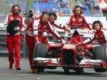 El Ferrari de Fernando Alonso regresa a boxes en Nurburgring.