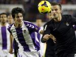 Seferovic, de la Real Sociedad, pugna por una posesi&oacute;n con Marc Valiente, del Real Valladolid.