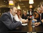 Alfredo P&eacute;rez Rubalcaba comparte un caf&eacute; con Susana D&iacute;az, Pere Navarro y Javier Fern&aacute;ndez antes de la Conferencia Pol&iacute;tica del PSOE en Madrid.