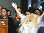 Lady Gaga posa en Berl&iacute;n (Alemania) con motivo de la presentaci&oacute;n de su &aacute;lbum 'Artpop'.