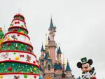 Mickey Mouse, vestido con sus galas navide&ntilde;as, es uno de los muchos personajes que desfilan en la Disney Magic on Parade, el vistoso cortejo que recorre el parque a diario durante toda la temporada navide&ntilde;a.
