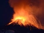 El monte Etna, situado en la parte oriental de la isla de Sicilia, en erupci&oacute;n.