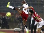 Andre Ayew y Hossam Ghaly buscan un bal&oacute;n por alto en el Egipto - Ghana.