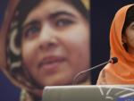Malala Yousafzai, la joven de 16 a&ntilde;os que fue tiroteada por los talib&aacute;n por luchar por los derechos de las ni&ntilde;as a la educaci&oacute;n, ofrece un discurso tras recibir el premio S&aacute;jarov del Parlamento Europeo en la sede de Estrasburgo.