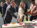 El president de la Generalitat, Artur Mas, junto a su esposa, Helena Rakosnik, haciendo una ofrenda floral en honor a Mahatma Gandhi.