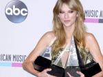 La artista country Taylor Swift, con su cuatro galardones en los premios American Music Awards.