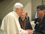 El papa Benedicto XVI (izq) con Maurizio Patriciello (dcha), el cura anti-Camorra.