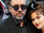 Tim Burton y su esposa y actriz Helena Bonham Carter, en Londres.