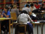 Un grupo de estudiantes universitarios en una biblioteca.