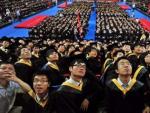 Estudiantes chinos, durante su graduaci&oacute;n, clave para su aceptaci&oacute;n social y familiar.