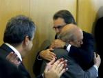 Artur Mas y Jordi Pujol se abrazan en la Junta Extaordinaria de Convergencia i Uni&oacute;, en Barcelona.