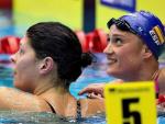Mireia Belmonte sonr&iacute;e tras lograr la medalla de oro en los Mundiales de piscina corta, en la prueba de 800 libres, que se disputan en Herning (Dinamarca)..
