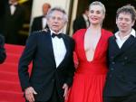 El director Roman Polanski con los protagonistas de 'La Venus de las pieles', Emmanuelle Seigner y Mathieu Amalric, en el Festival de Cannes.