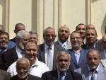 Imagen de archivo, de 2011, muestra a miembros del consejo de los Hermanos Musulmanes tras una reuni&oacute;n en El Cairo.