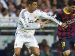 Cristiano Ronaldo intenta robarle un bal&oacute;n a Messi.