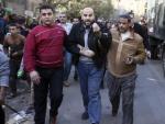 Dos polic&iacute;as retienen a un simpatizante de los Hermanos Musulmanes en El Cairo, Egipto.