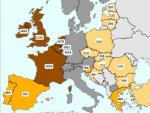 Mapa de la Comisi&oacute;n Europea con los salarios m&iacute;nimos en los pa&iacute;ses de la UE, los candidatos y los pertenecientes a la Asociaci&oacute;n Europea de Libre Comercio (AELC), en julio de 2013. En Espa&ntilde;a, Portugal y Grecia, donde el SIM se expresa dividido en 14 meses, la cifra se ha ajustado al modelo de 12 meses mayoritario, por lo que es mayor.