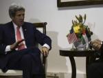 El secretario de Estado estadounidense, John Kerry (i), se re&uacute;ne con el presidente de la Autoridad Nacional Palestina, Mahmud Ab&aacute;s (d), en la oficina de Ab&aacute;s en la localidad cisjordana de Ramala param mostrarle el acuerdo marco para las negociaciones.