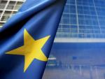 Fotograf&iacute;a de archivo que muestra una bandera de la Uni&oacute;n Europea frente a la sede de la Comisi&oacute;n Europea (CE).