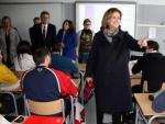La consellera de Ense&ntilde;anza de la Generalitat, Irene Rigau, visitando una clase de un instituto de Amposta.