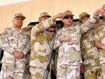 El jefe del Ej&eacute;rcito egipcio, Abdel Fatah al Sisi (en el centro, con gafas de sol), en una ceremonia militar.