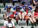 Espectadores se protegen del sol con sombrillas debido al calor, durante la segunda ronda el Abierto de Tenis de Australia en Melbourne (Australia). Funcionarios del Abierto de Australia están evaluando el costo de jugar en el calor de 42 grados.
